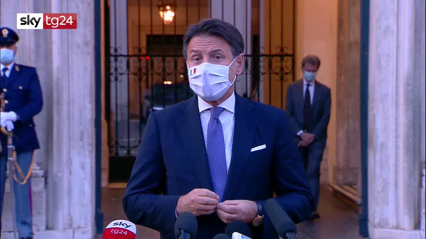 Conte: risalgono contagi, portare sempre la mascherina