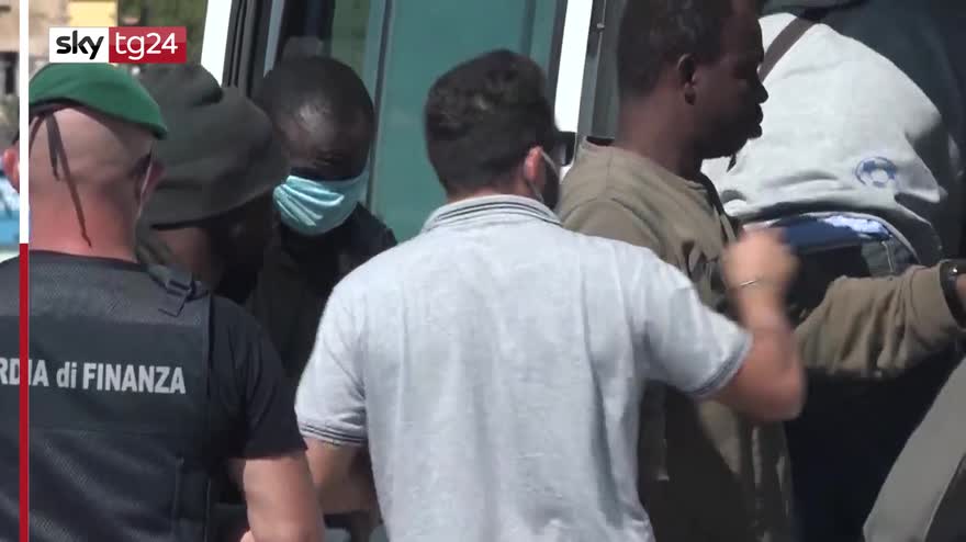 Lampedusa, sbarcati oltre 400 migranti in un giorno