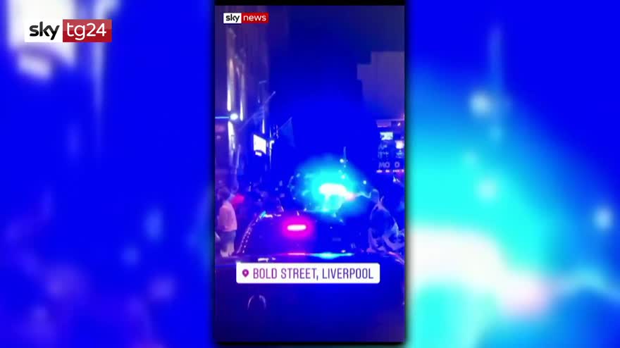 Polizia disperde folla di giovani a Liverpool