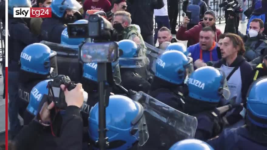 Covid, proteste a Roma contro misure Dpcm: alcuni fermi