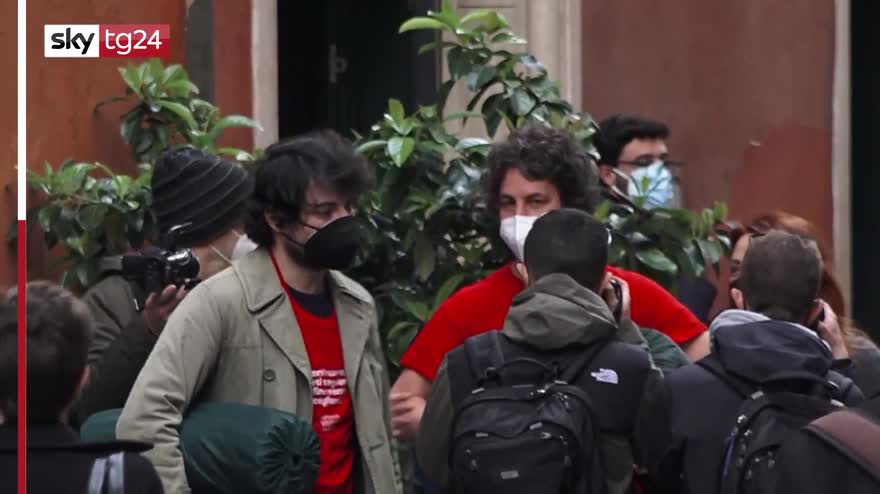 Pd, le sardine occupano la sede