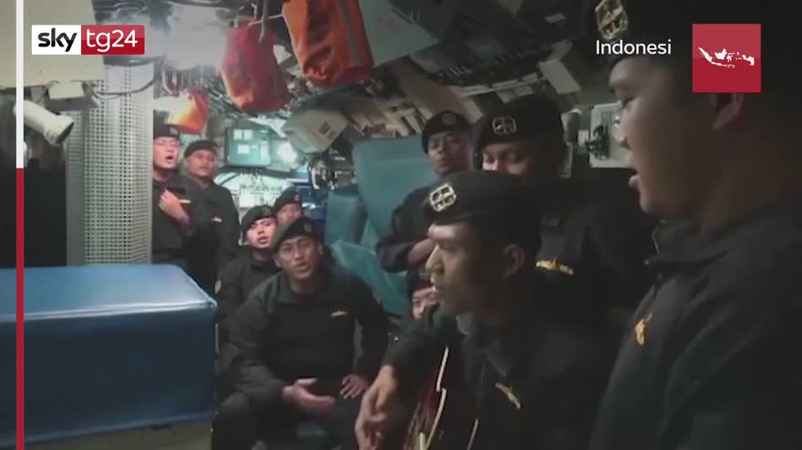 Indonesia, il canto dell'equipaggio del sottomarino ...