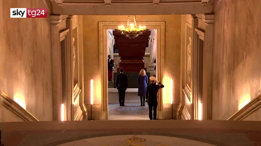Parigi, Macron commemora Napoleone, ma la Francia è divisa
