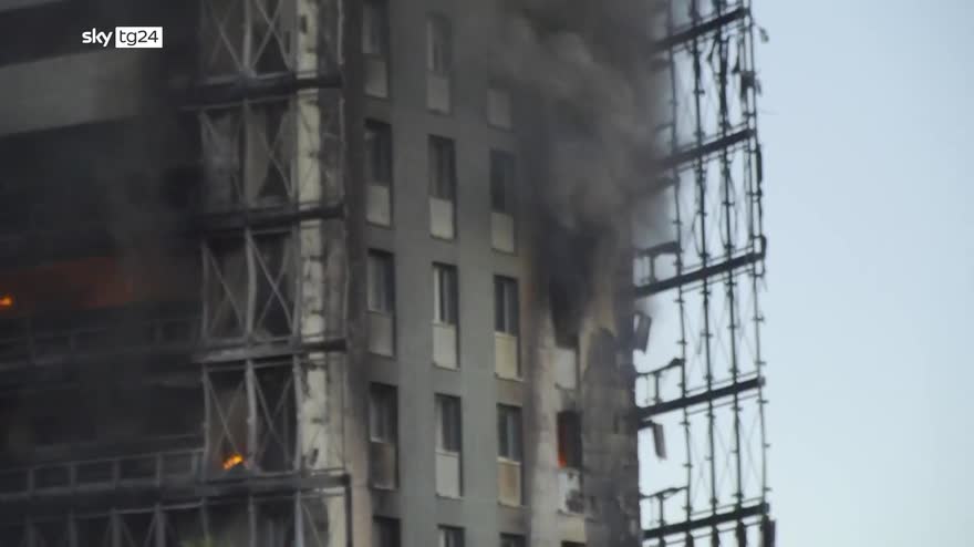 Incendio palazzo Milano, Sala esclude vittime. VIDEO ...
