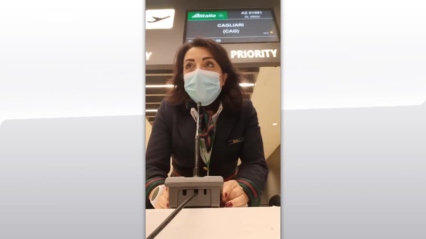 Alitalia, l'ultimo saluto commosso della hostess. VIDEO