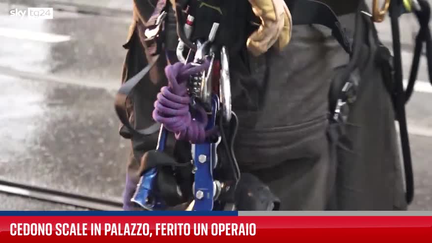 Milano, cedono scale in un palazzo: ferito operaio. VIDEO
