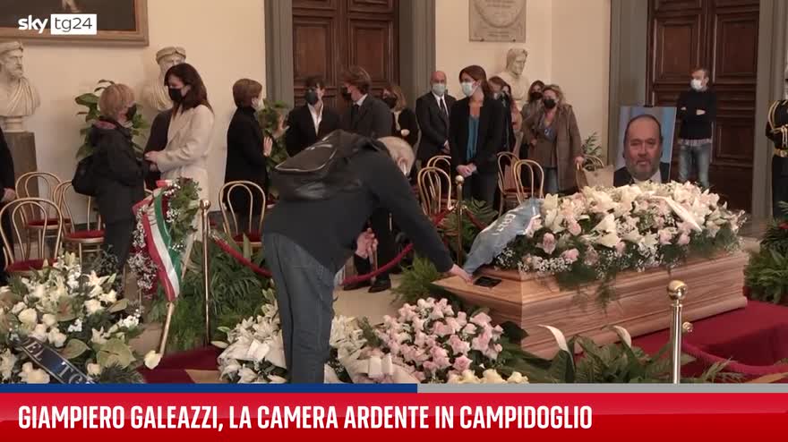 Addio a Galeazzi, le immagini dalla camera ardente