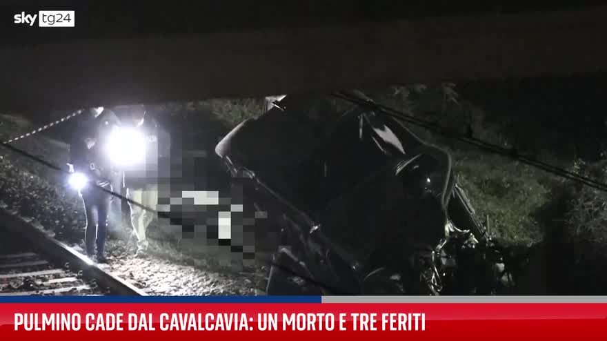 Parma, pulmino cade da cavalcavia: un morto e tre feriti