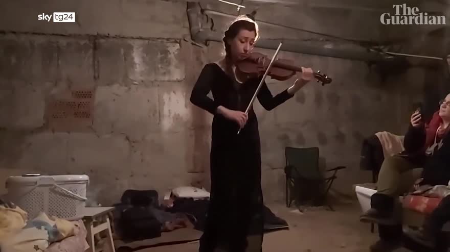 Ucraina, violinista suona in un rifugio antiaereo per gli sfollati