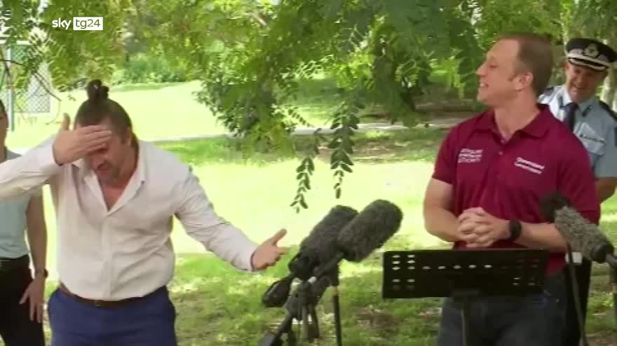 Australia, un uccello fa la cacca in testa a un interprete
