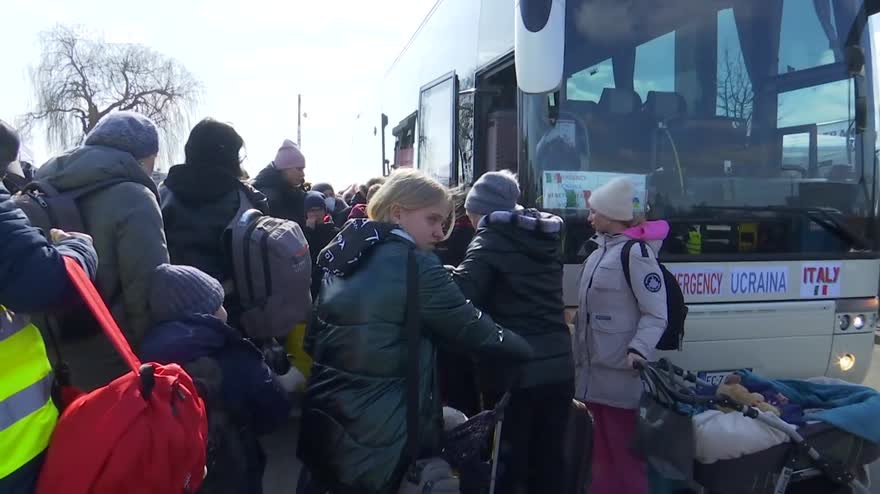 Guerra Ucraina, attacco russo spinge persone verso Polonia
