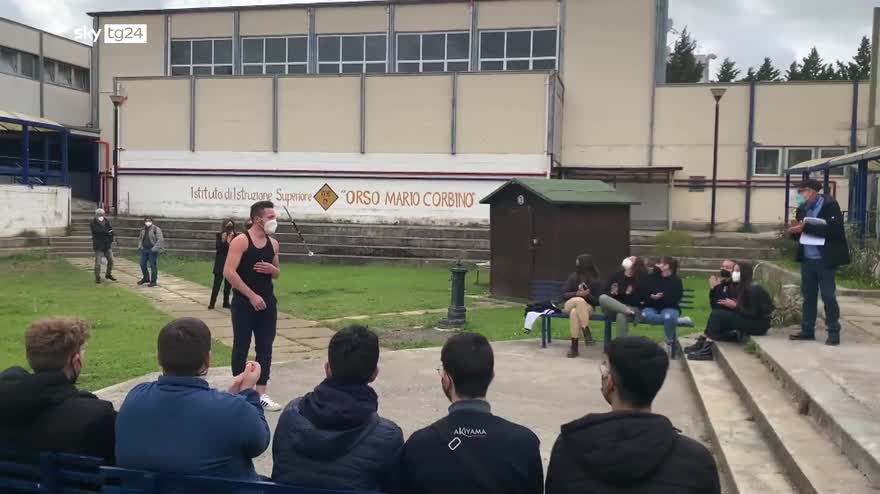 Partinico, studenti trasformano la plastica in oggetti d'arte