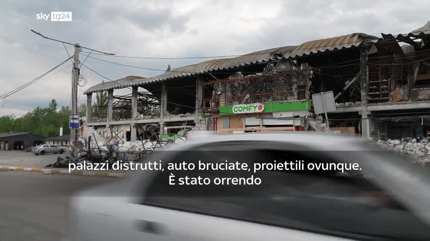 Ucraina, selfie con i carri armati sulla strada per Bucha
