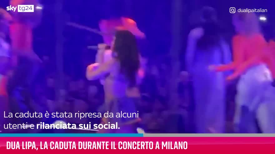 VIDEO Dua Lipa, la caduta durante il concerto a Milano