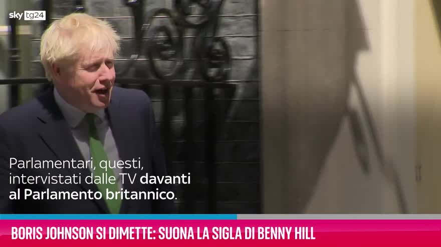 VIDEO Boris Johnson si dimette: suona la sigla di Benny Hill
