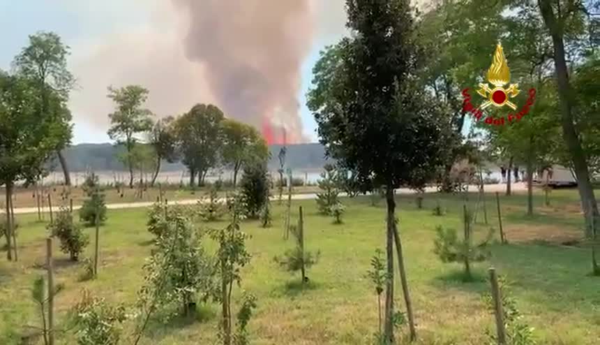 Incendio a Bibione, in salvo 8 persone sfuggite al rogo