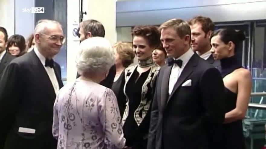 Elisabetta II e Daniel Craig: le immagini del loro incontro