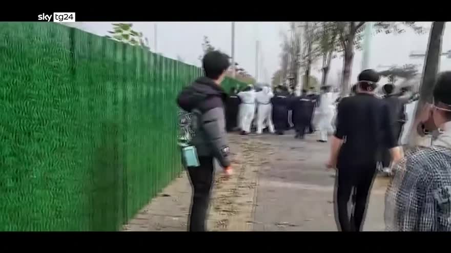 Covid Cina, pugno duro della polizia contro i manifestanti
