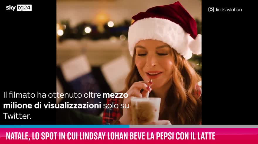 VIDEO Natale, spot in cui Lindsay Lohan beve Pepsi con latt