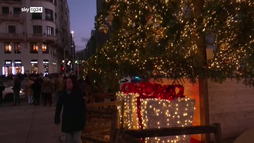 Spagna, le strade di Madrid si accendono per Natale
