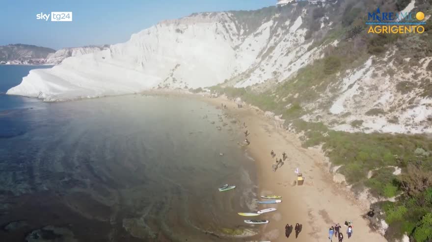 Capodanno 2023, bagno collettivo alla Scala dei turchi