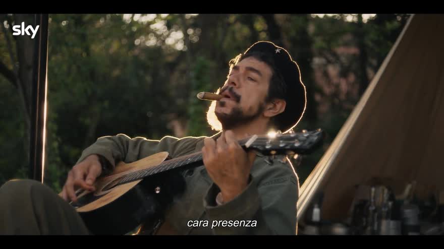 Call My Agent - Italia, Favino canta nei panni del Che