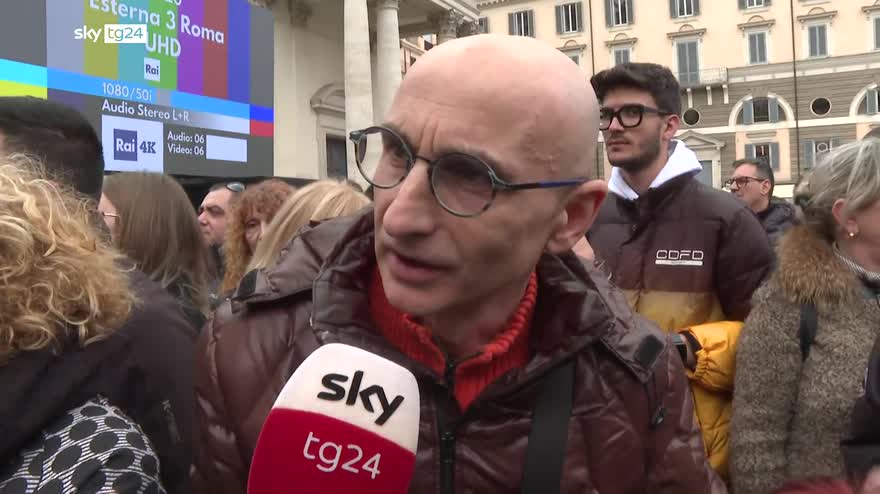 Funerali di Maurizio Costanzo, in centiania in fila sotto la pioggia