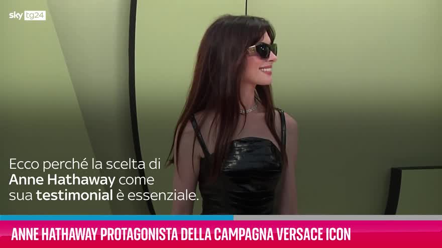 VIDEO Anne Hathaway nella campagna Versace Icons | Video Sky