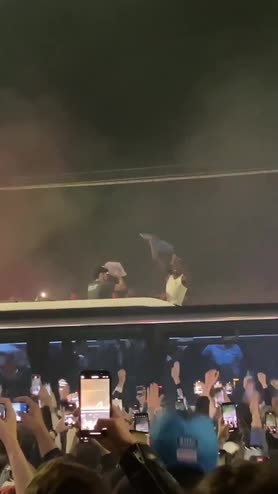 A Napoli è già festa! E Osimhen spunta dal bus...