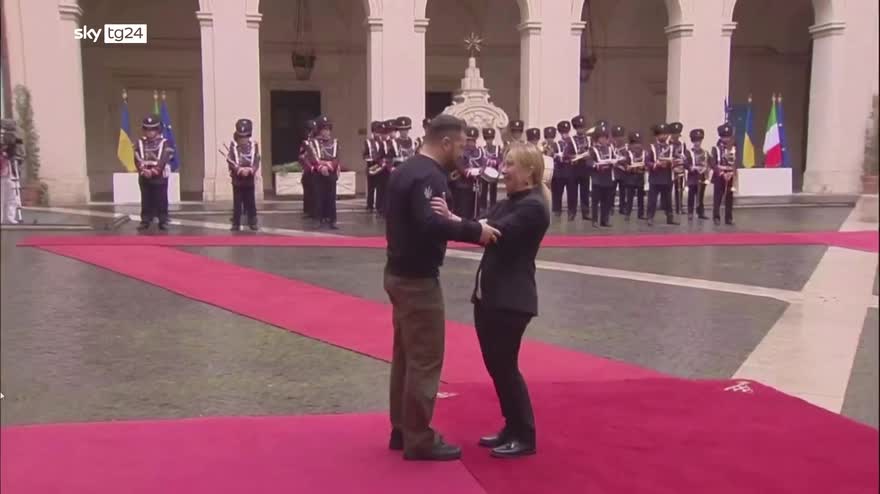 Ucraina, Zelensky a Parigi dopo visite a Roma e Berlino