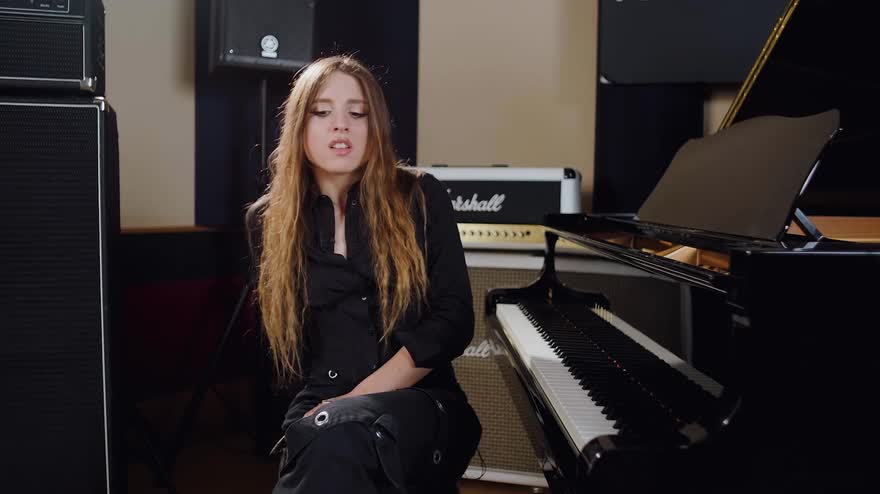 Angelina Mango presenta l'album Voglia di Vivere Video Sky