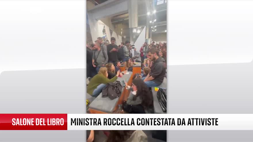 Salone libro, ministra Roccella contestata da attiviste