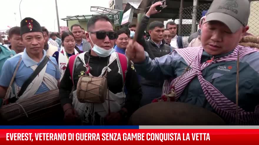 Everest, veterano di guerra senza gambe conquista la vetta