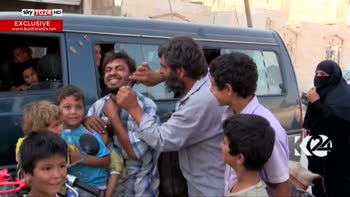 Siria, è festa a Manbij, via i veli e le barbe