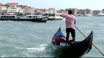 Venezia, una donna fa i bisogni nel Canal Grande