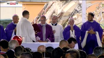 Funerali solenni  il vescovo legge i nomi delle vittime