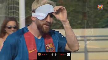 Messi gioca bendato e segna per beneficienza