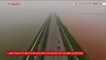 Lago si colora di rosso in Cina