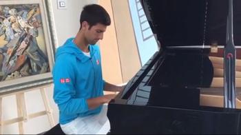 Dal tennis al pianoforte: Djokovic, relax prima delle Finals