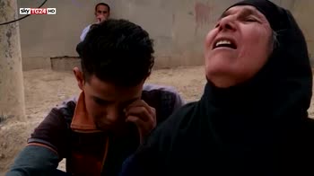 Orrore a Mosul, civili appesi ai pali della luce