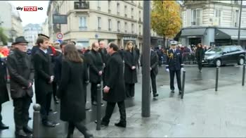 Parigi ricorda gli attentati di un anno fa