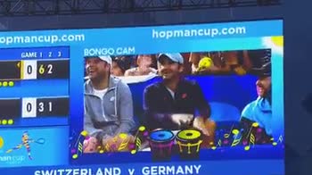 Federer, che spettacolo: suona i bonghi in tribuna