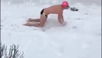 A nuoto nella neve
