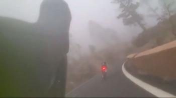 Contador sfreccia nella nebbia