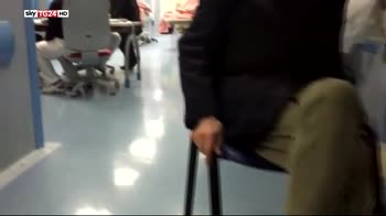 Caos ospedali Napoli, pazienti su barelle e sedie