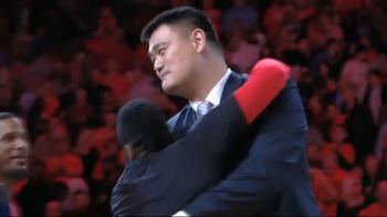 NBA, James Harden salta addosso a Yao