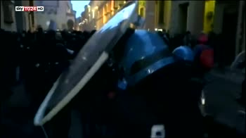 Scontri tra studenti e polizia a Bologna, due arresti