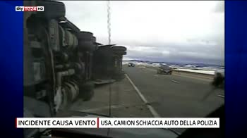 Usa, per il forte vento camion schiaccia auto polizia