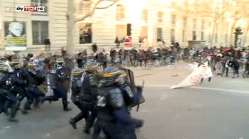 Manifestazioni per Theo, scontri a Parigi, 13 fermi