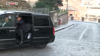 Grillo a Roma, solidarizza con taxi e blinda Raggi